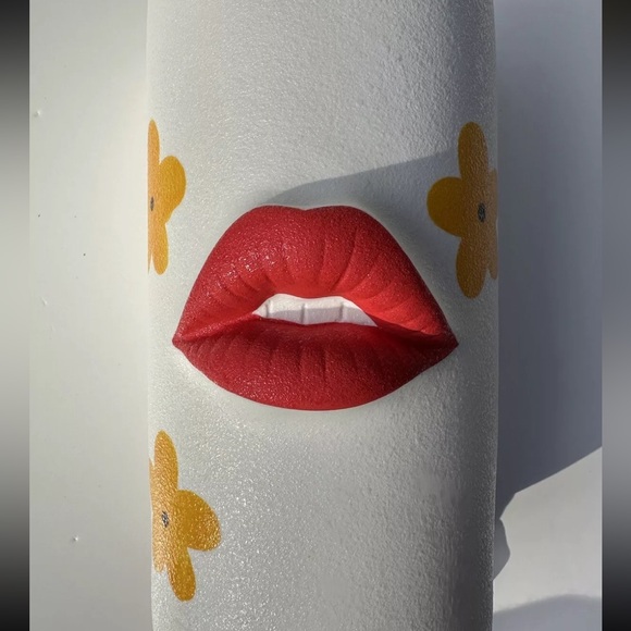 Brand New! 3D Red Lips & Daisy Ceramic Vase -Pucker Up Kiss Decor 💋 - Picture 3 of 10